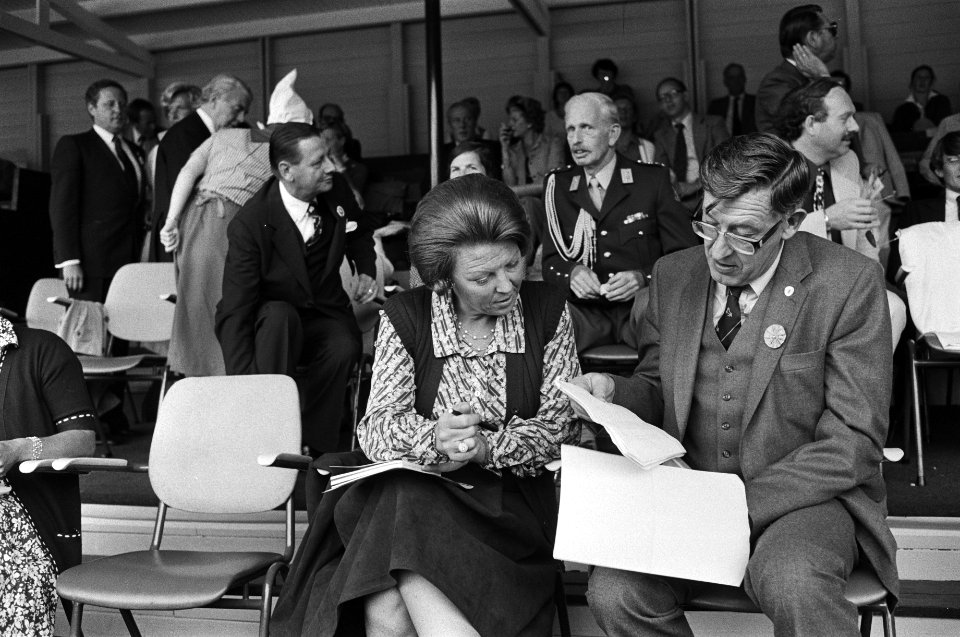 Prinses Beatrix in gesprek met voorzitter Schoufour, Bestanddeelnr 930-4039