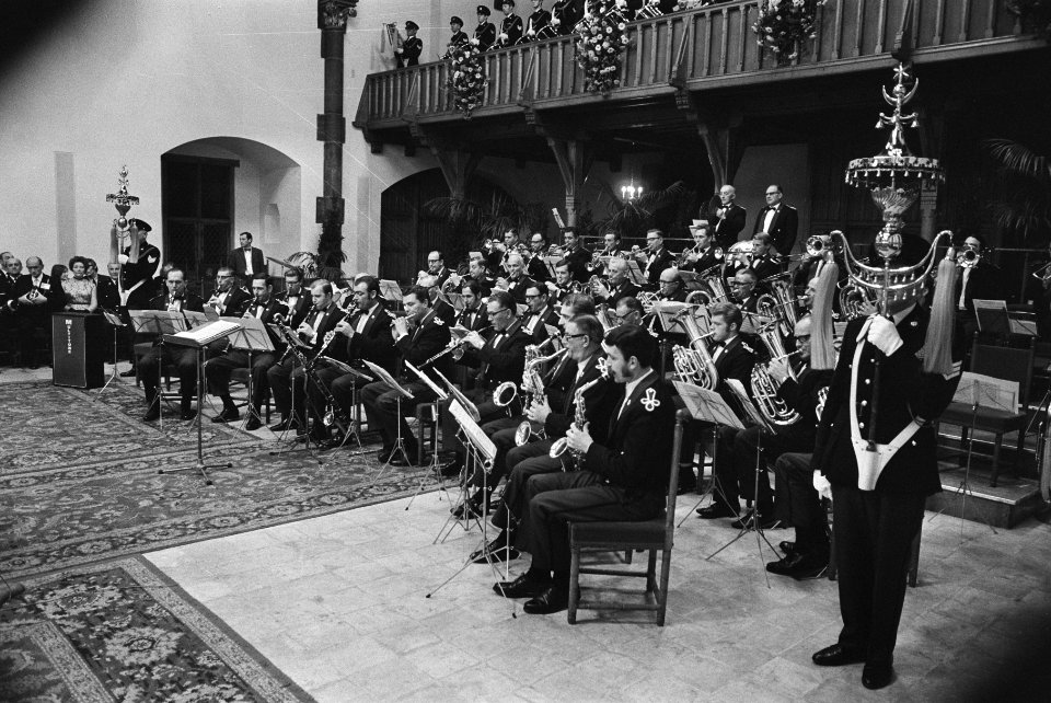 Prinses Beatrix en Prins Claus bij Jubileumconcert van Rijkspolitiekapel in Ridd, Bestanddeelnr 924-0473
