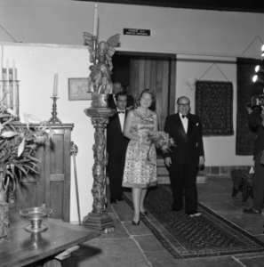 Prinses Beatrix opent antiekbeurs te Delft Prinses Beatrix en dhr J Schulman, Bestanddeelnr 915-2994