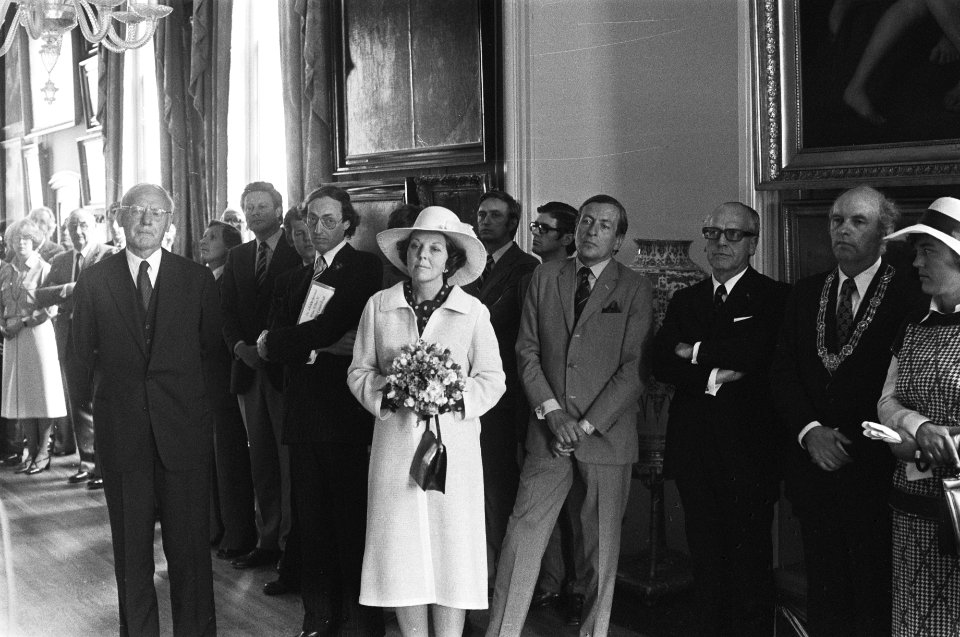 Prinses Beatrix opent aan Buitenhof voormalig schilderijengalerij van Stadhouder, Bestanddeelnr 929-2361