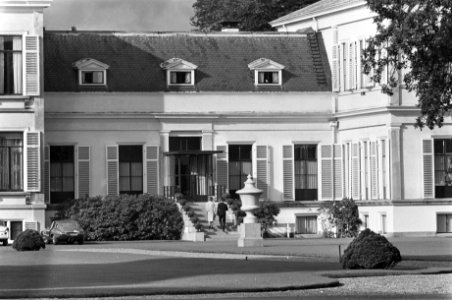 Prinses Irene en Prins Hugo in Nederland, aankomst Paleis Soestdijk, Bestanddeelnr 916-8991