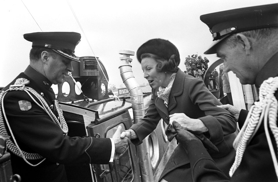 Prinses Beatrix en prins Claus bij Koninklijke Marechaussee. Prinses Beatrix sta, Bestanddeelnr 921-2219