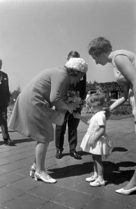 Prinses Beatrix en prins Claus bij oorlogsslachtoffers in Doorn. Groepsfoto bewo, Bestanddeelnr 921-4060