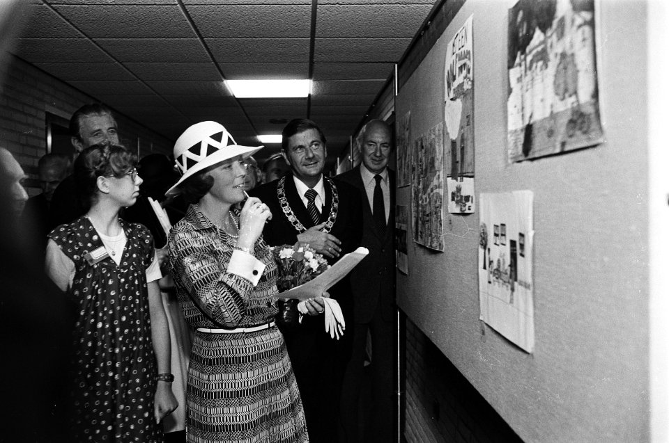 Prinses Beatrix jureert tekeningen, rechts burgemeester HJ Eijsink, Bestanddeelnr 930-2805