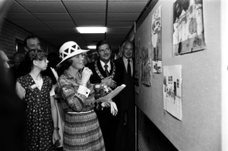 Prinses Beatrix jureert tekeningen, rechts burgemeester HJ Eijsink, Bestanddeelnr 930-2805