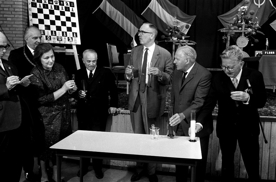 Réti Herdenkingstoernooi internationale schaakvierkamp. Loting met reageerbuisj, Bestanddeelnr 922-5947