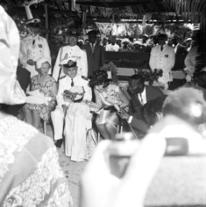 Prinses Beatrix in Suriname, in Onverwacht neemt zij geschenk in ontvangst van m, Bestanddeelnr 917-4977