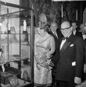 Prinses Beatrix opent antiekbeurs te Delft Prinses Beatrix en dhr J Schulman, Bestanddeelnr 915-2993