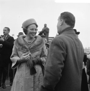 Prinses Beatrix naar Japan Prinses Beatrix boven aan de vliegtuigtrap, Bestanddeelnr 914-9906