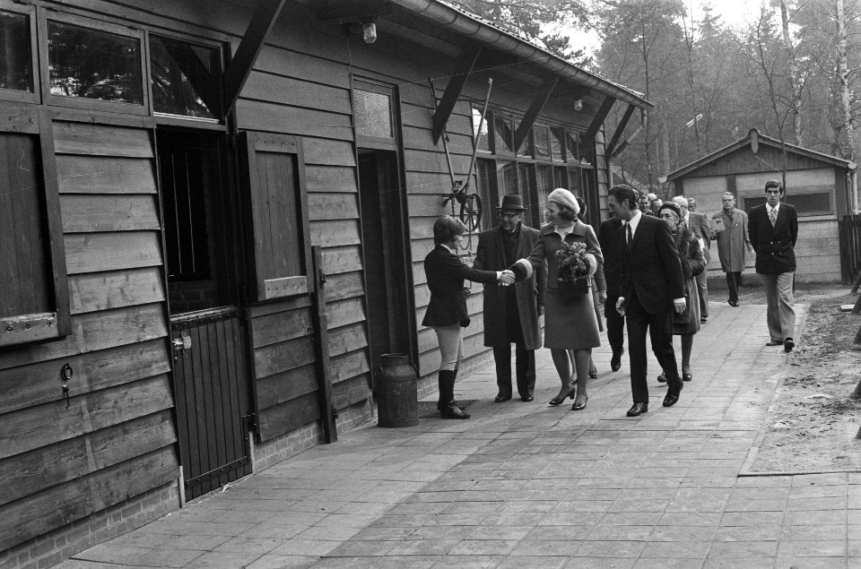 Prinses Beatrix opent Charlotte-oord in Tilburg bezoek, Bestanddeelnr 927-0666