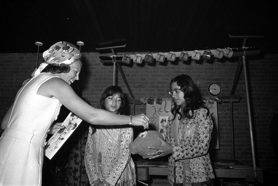 Prinses Beatrix koopt litho van leerlingen van tweede Nijmeegse huishoudschool t, Bestanddeelnr 924-9643