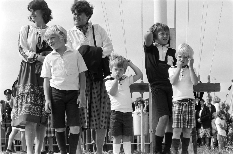 Prinses Margriet en gezin bij opening nieuwe jachthaven Scharrendijke (Zeeland), Bestanddeelnr 929-8527