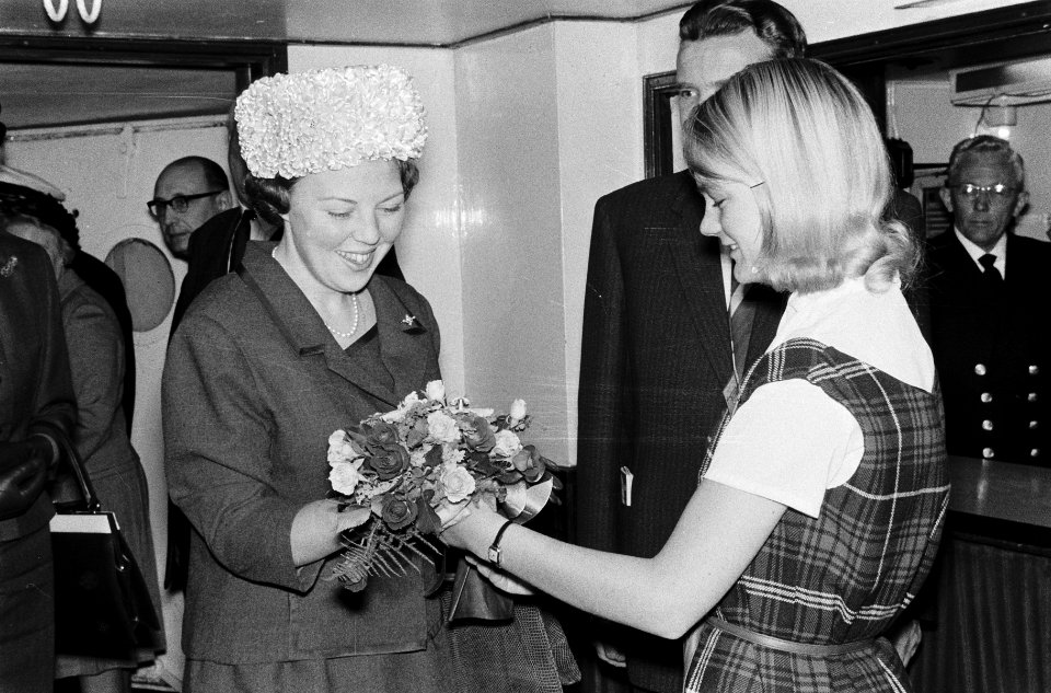 Prinses Beatrix op Jeugdfestival in Rotterdam, aan boord van Waterman kreeg zijn, Bestanddeelnr 915-1714
