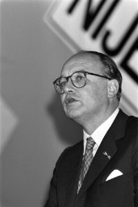 Prins Bernhard bij jubileumdag Nijenrode (40 jaar) jhr. Loudon (Akzo) tijdens s, Bestanddeelnr 933-8196