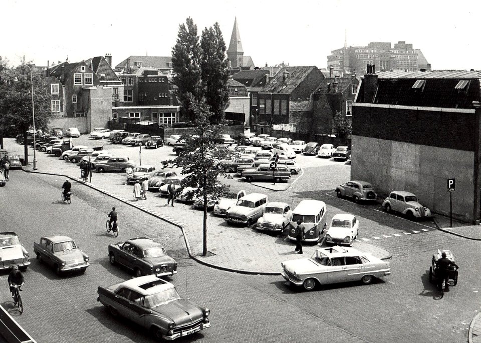 Raaks, zuidzijde, hoek Jacobstraat, ziende naar het zuidoosten. In de verte de kerktoren van de kerk aan de Gedempte Oude Gracht, rechts in de verte Vroom en Dreesmann aan het Verwulft. Aangekocht van