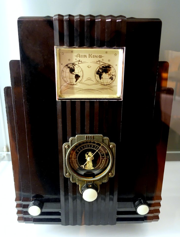 Radio, Model 66, Skyscraper, designed by Harold L. Van Doren, Air King Products Company, New York City, 1935, Bakelite case - Museum für Angewandte Kunst Köln - Cologne, Germany - DSC09557