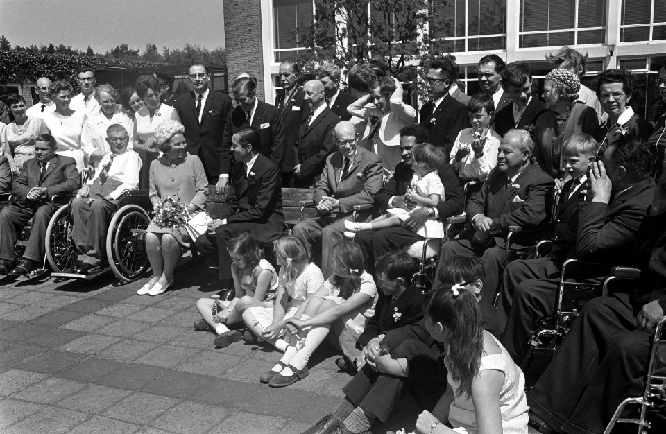 Prinses Beatrix en prins Claus bij oorlogsslachtoffers in Doorn. Groepsfoto bewo, Bestanddeelnr 921-4064