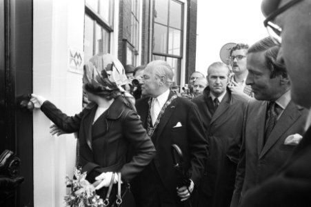Prinses Beatrix opent de deur van het museum onder het toeziend oog van burgemee, Bestanddeelnr 924-5790