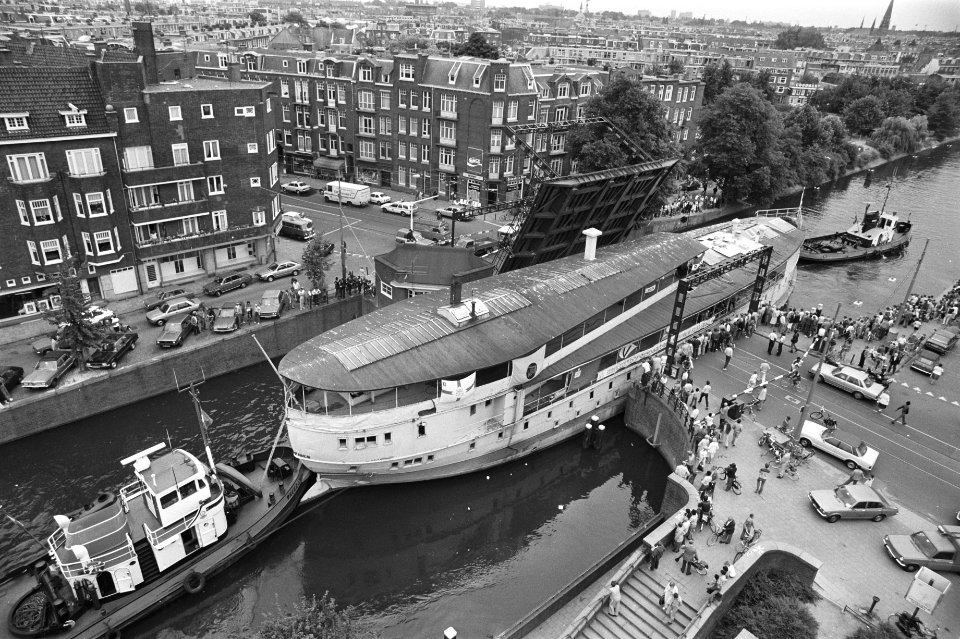 Ramschip De Schorpioen zit vast in de Wiegbrug (Amsterdam), Bestanddeelnr 932-2551