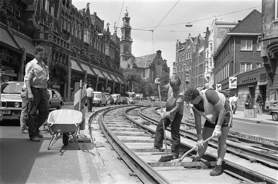 Raadhuisstraat te Amsterdam opgebroken in verband met werkzaamheden aan rails, r, Bestanddeelnr 933-0313