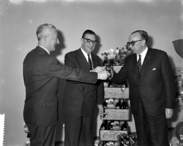 R.H.J.Th. de Guasco (links), directeur J.F.C. Westerman van The Coca-Cola Export, Bestanddeelnr 911-8454