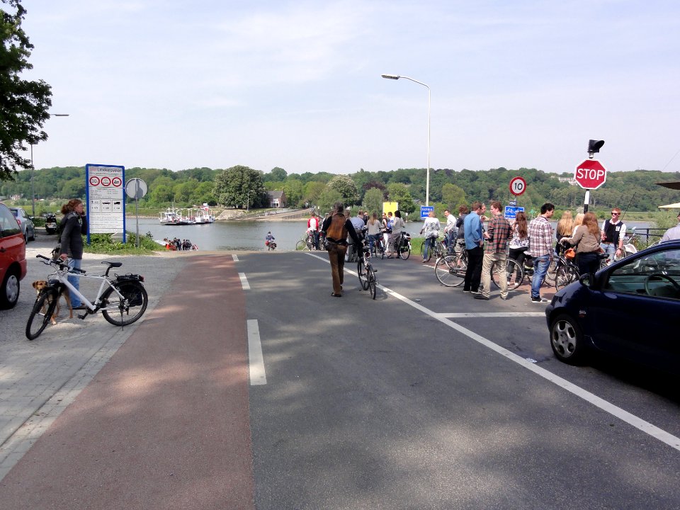 Randwijk (overbetuwe) wachten op Lexkesveer over de Rijn naar Wageningen