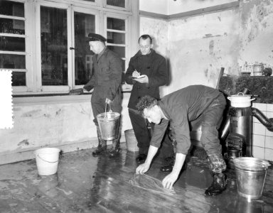 Ramp Tuindorp Oostzaan, de terugkeer, enqeuteur, Bestanddeelnr 910-9866