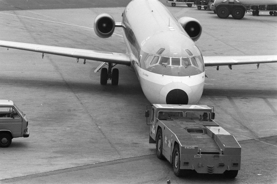 Rangeerder op Schiphol (i.v.m. actie), Bestanddeelnr 934-2956