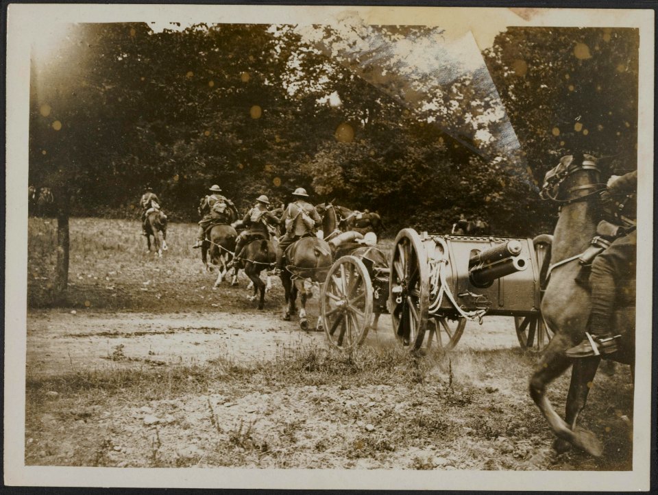 R.H.A. Royal Horse Artillery going into action at the gallop, Bestanddeelnr 158-2745