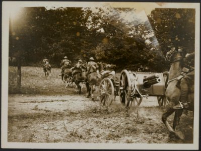 R.H.A. Royal Horse Artillery going into action at the gallop, Bestanddeelnr 158-2745