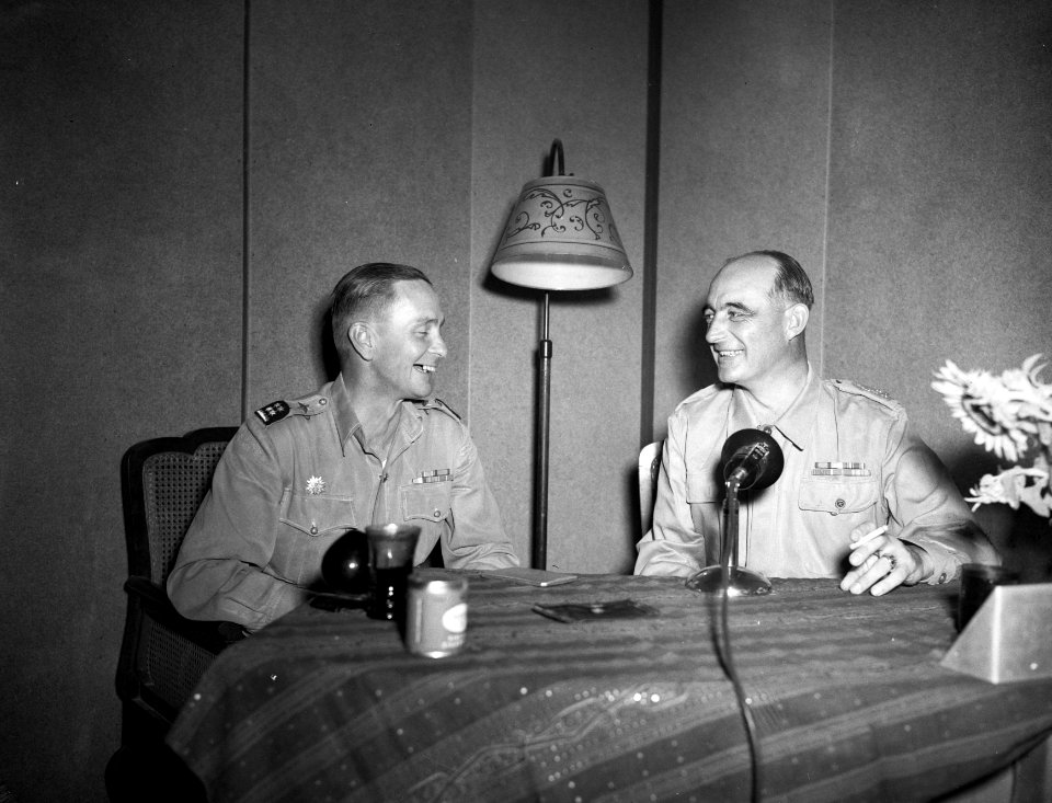 Radiovraaggesprek tussen generaal P.LG. Doorman rechts en D.C. Buurman van Vre, Bestanddeelnr 10177