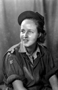 Portret van Mejuffrouw Willinck, chauffeur bij het Vrouwenkorps KNIL, Bestanddeelnr 10624
