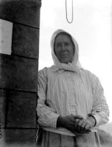 Portret van een vrouw, met hoofddoek, met gevouwen handen, Bestanddeelnr 190-0211 photo