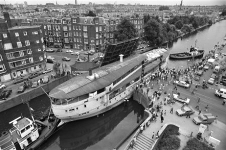 Ramschip De Schorpioen zit vast in de Wiegbrug (Amsterdam), Bestanddeelnr 932-2550