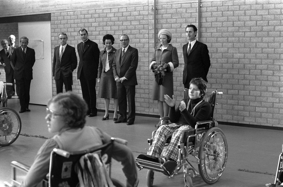 Prinses Beatrix opent Charlotte-oord in Tilburg bezoek, Bestanddeelnr 927-0665
