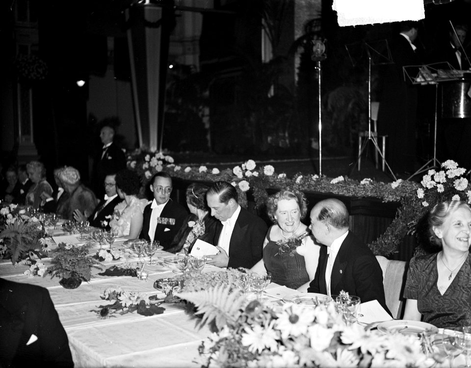 Prins Bernhard bij diner in Kurhaus Scheveningen, Bestanddeelnr 903-0192