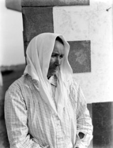 Portret van een vrouw met hoofddoek, Bestanddeelnr 190-0210 photo