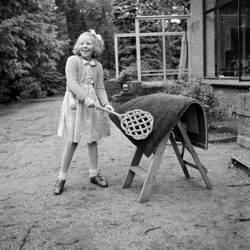 Prinses Beatrix klopt een deurmat, Bestanddeelnr 255-7414