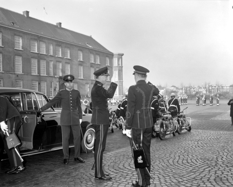 Prins Bernhard bij installatie Koninklijke Militaire Academie te Breda Aankomst, Bestanddeelnr 913-2209