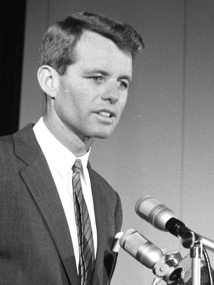 R. Kennedy . Persconferentie op Amerikaanse Ambassade, Bestanddeelnr 913-5676 (2)