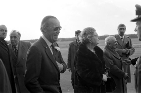 Prins Bernhard komt aan op Soesterberg na reis naar Australie en Indonesie, prin, Bestanddeelnr 926-2512