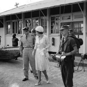 Prinses Beatrix in Suriname, Prinses maakt rondgang door Prinses Irene Kampement, Bestanddeelnr 917-5199