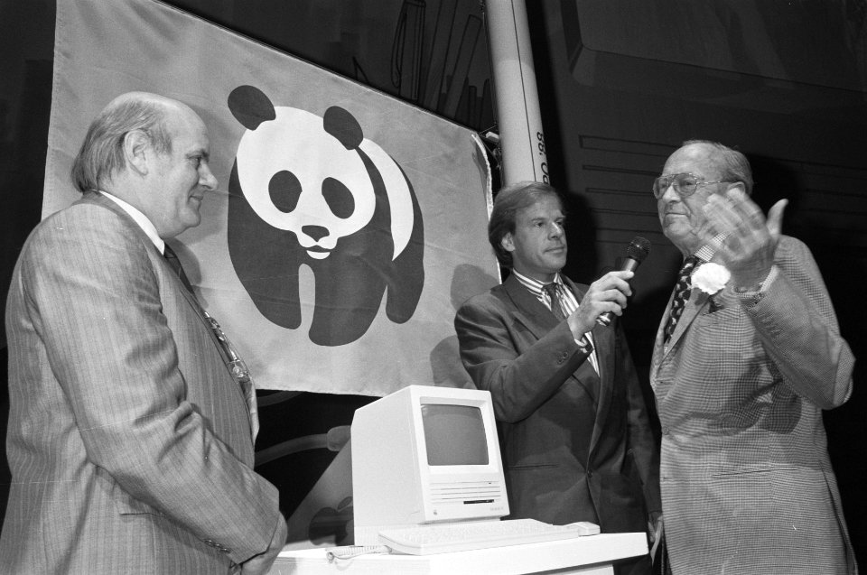 Prins Bernhard opent Mac World Expo computerbeurs van Apple Macintosh, Bestanddeelnr 934-2452