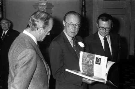 Prins Bernhard krijgt Grote Geillustreerde Dierenatlas aangeboden van Readers Di, Bestanddeelnr 925-8480