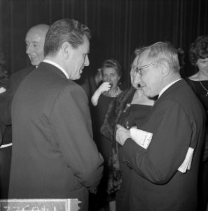 Premiere van de verzetsfilm De Overval in Tuschinski, Minister President De Qu, Bestanddeelnr 914-6322