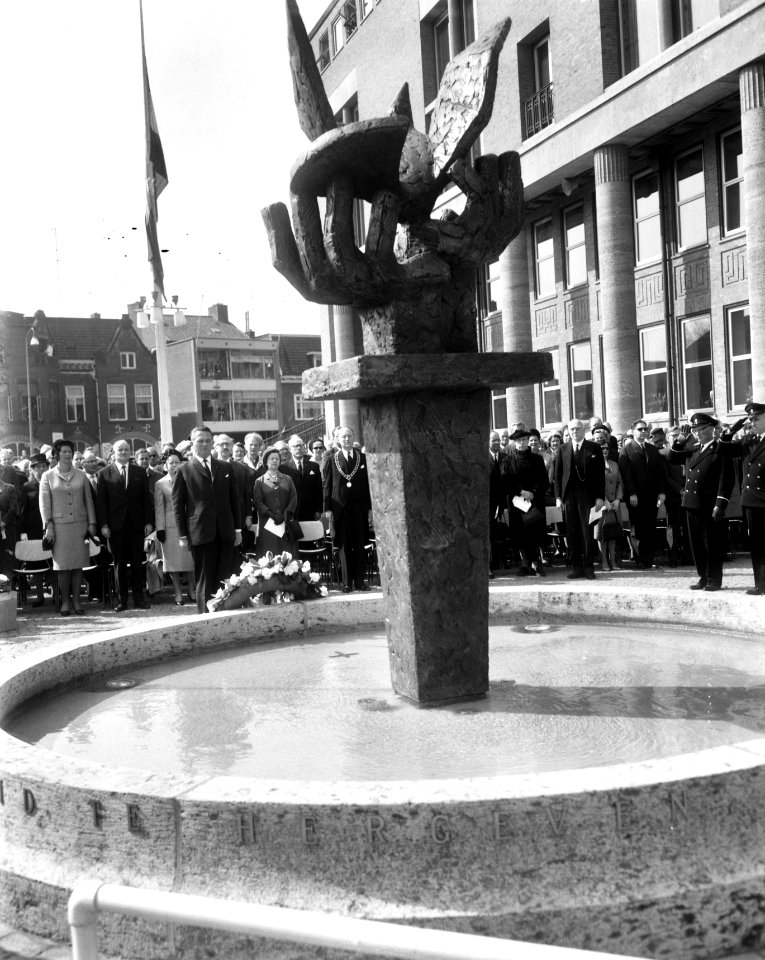 Premier Marijnen onthult het Bevrijdingsmonument te Hengelo. Derde van links pre, Bestanddeelnr 917-6057