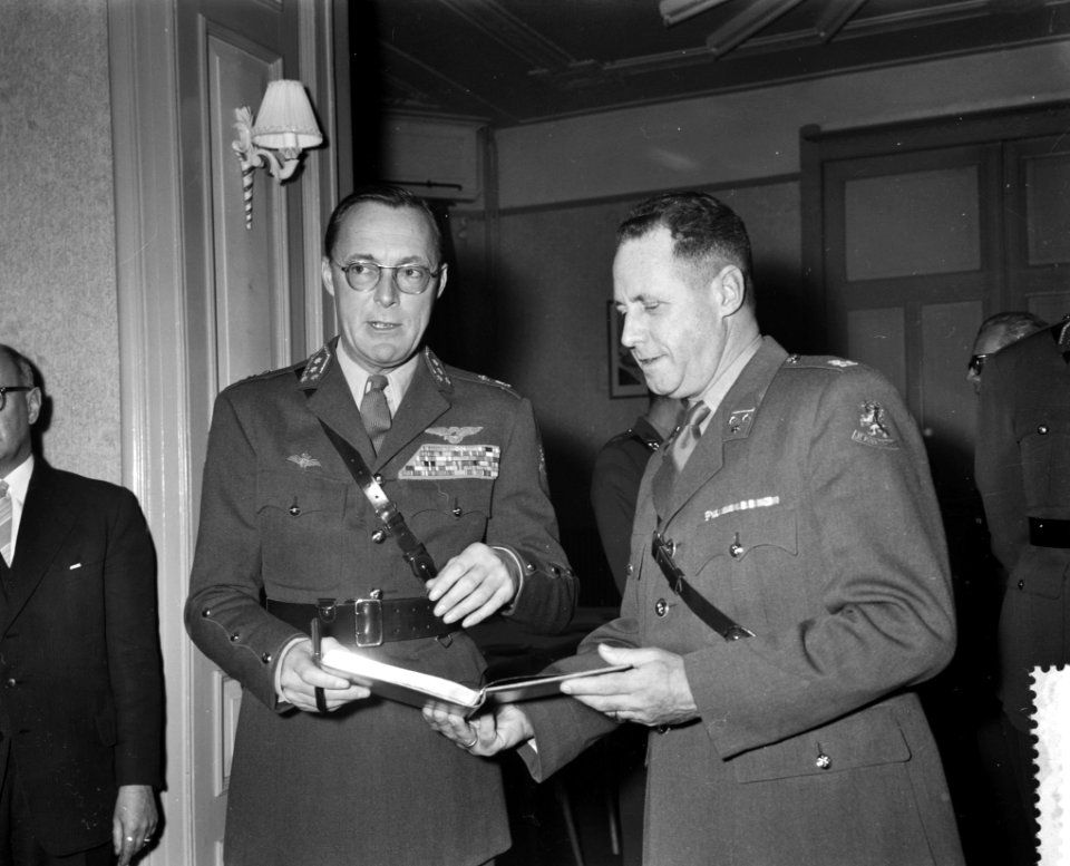 Prins Bernhard opent studiecentrum voor militaire leiderschap in huize Sonnehee, Bestanddeelnr 910-9268
