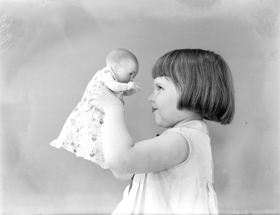 Portret van Ella Vogel die een pop koestert, Bestanddeelnr 252-0591