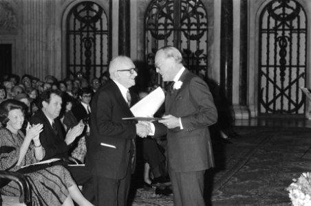Prins Bernhard reikt Erasmusprijs 84 uit aan Italiaanse prof. Massimo Pallottino, Bestanddeelnr 933-1561