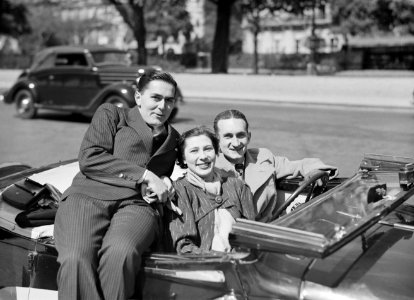 Portret van inzittenden van cabrio-Traction Avant van Citroën, Bestanddeelnr 255-8649
